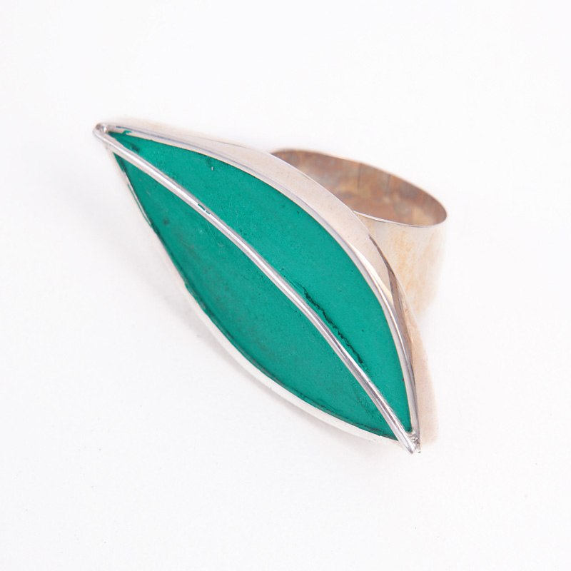 Anel-folha-de-Prata-Reciclada-Cimento-Branco-tingido-com-sumo-Espinafre