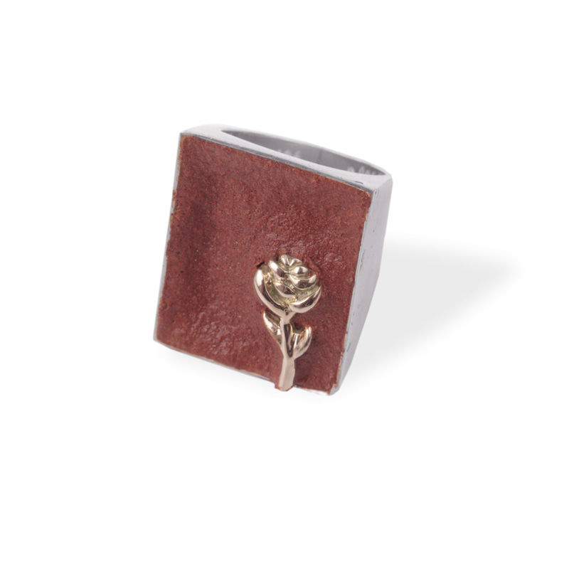Silvia-Blumberg_Anel-de-prata-po-de-tijolo-e-flor-de-ouro
