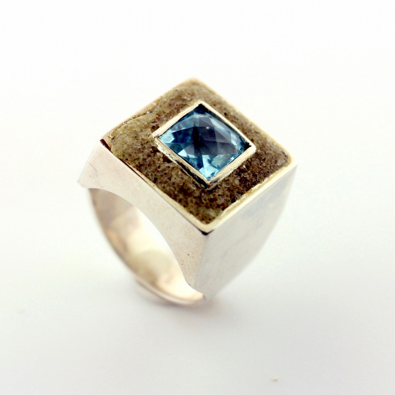 Silvia-Blumberg_Anel-em-prata-com-areia-da-praia-do-Leblon-e-topazio-azul