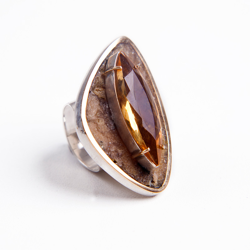 Silvia-Blumberg_Anel-em-prata-po-de-madeira-e-ouro_atual