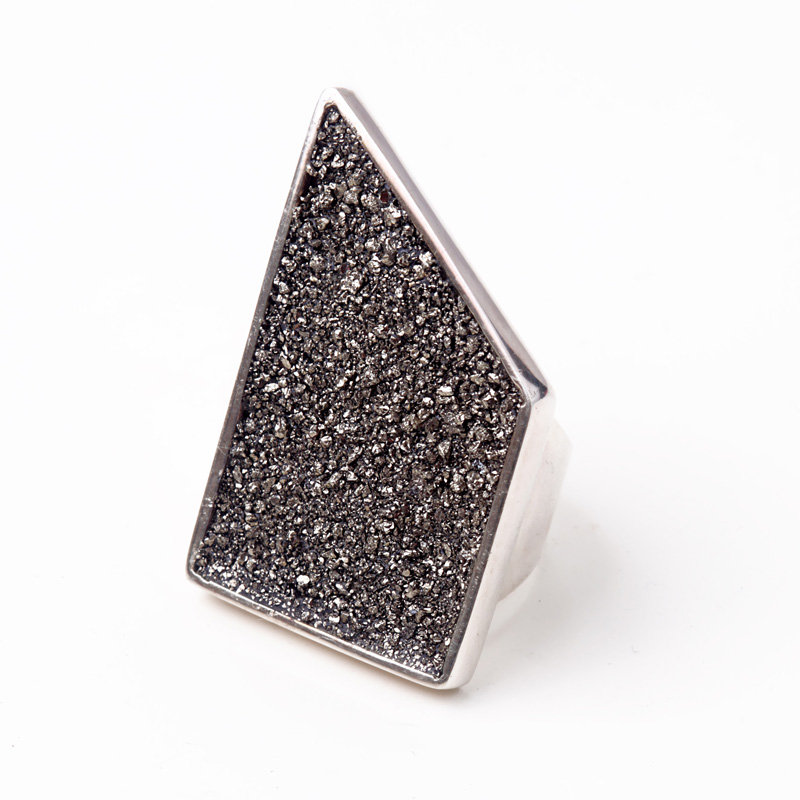 Silvia-Blumberg_Anel-irregular-prata-reciclada-cimento-e-po-de-pirita_atualizado