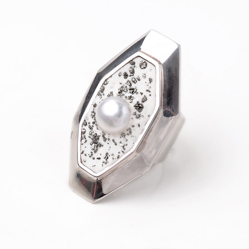Silvia-Blumberg_Anel-prata-cimento-branco-pirita-e-perola