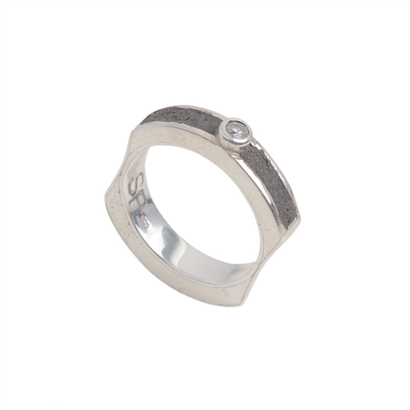 Silvia-Blumberg_Anel-solitario-em-prata-com-cimento-e-diamante_atual