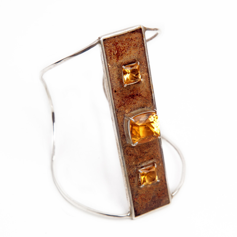 Silvia-Blumberg_Bracelete-com-po-de-madeira-e-topazio