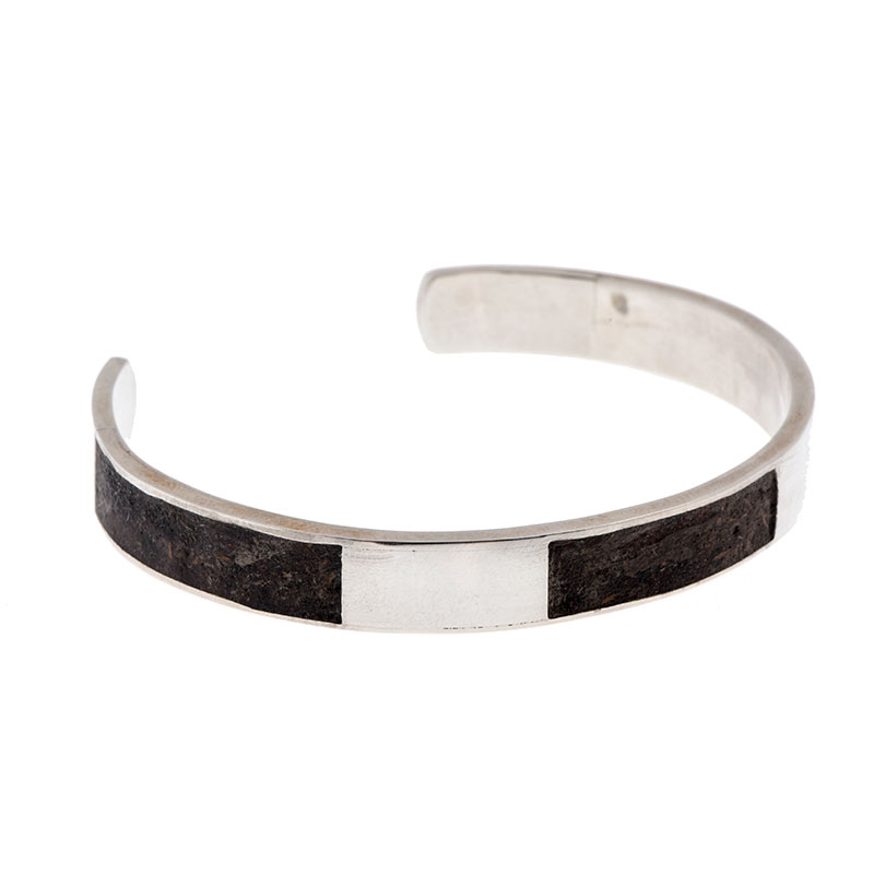 Silvia-Blumberg_Bracelete-de-prata-com-residuos-de-madeira-certificada