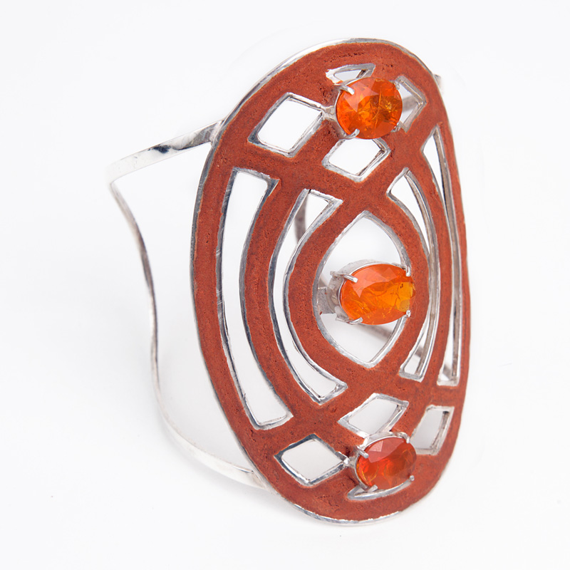 Silvia-Blumberg_Bracelete-em-prata-reciclada-po-de-Tijolo-e-Opala-de-Fogo