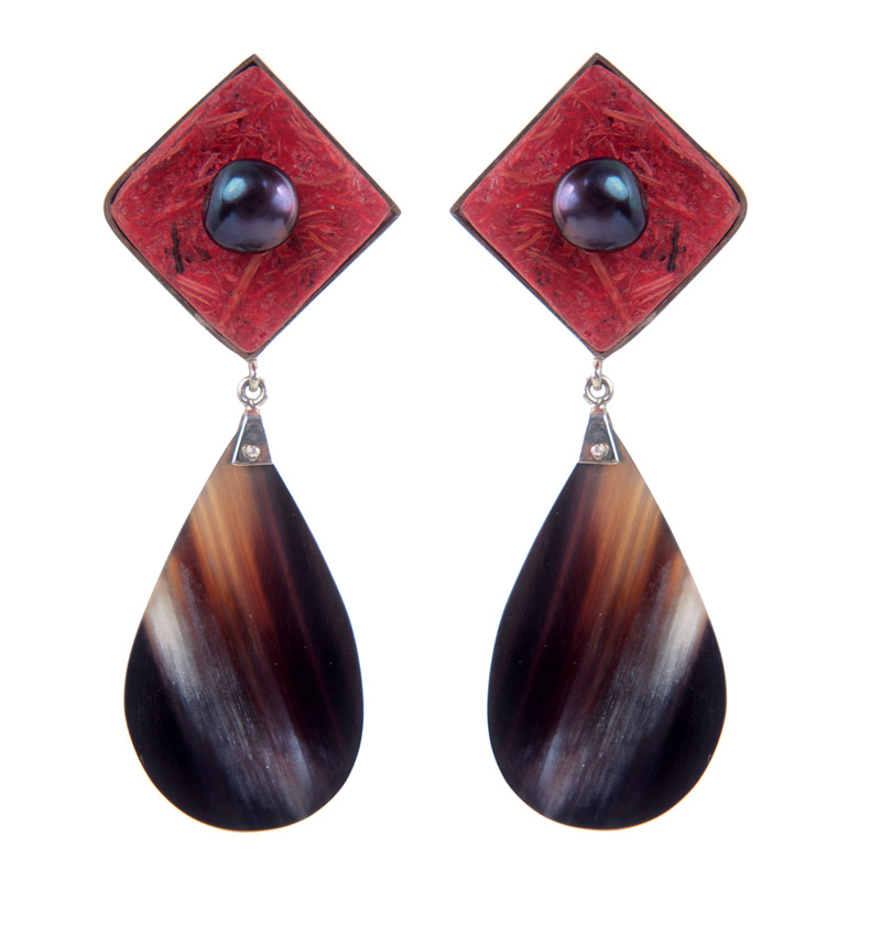 Silvia-Blumberg_Brinco-bagaco-de-cana-chifre-de-boi-e-perola-negra