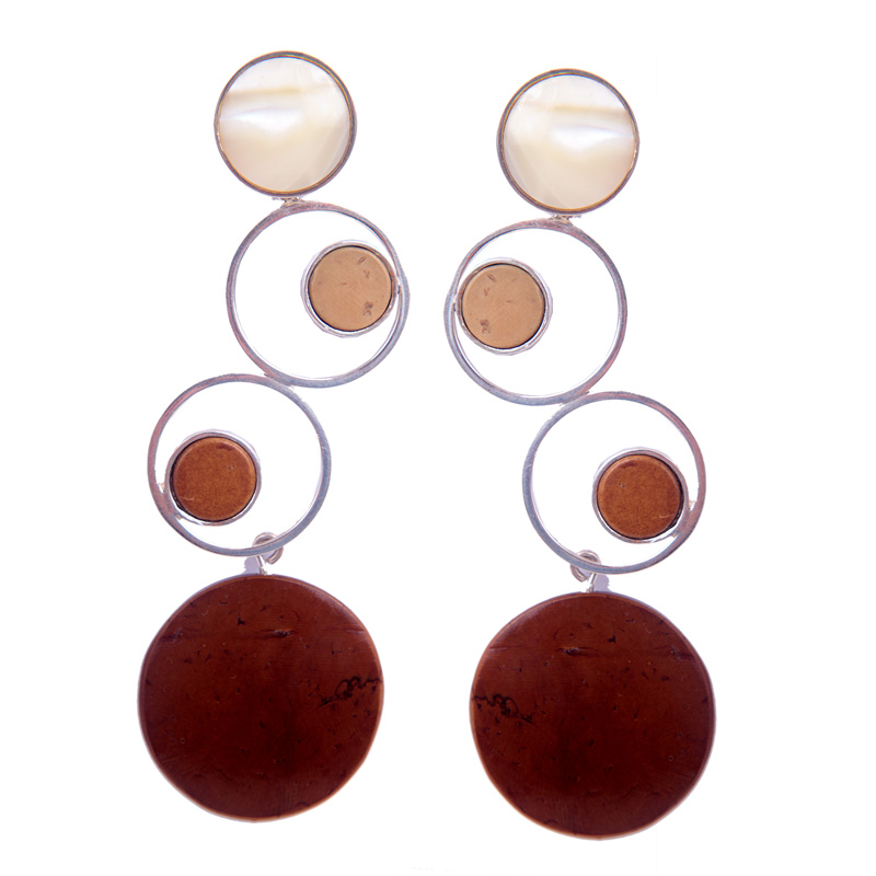 Silvia-Blumberg_Brinco-de-prata-com-madreperola-e-coco_atualizado