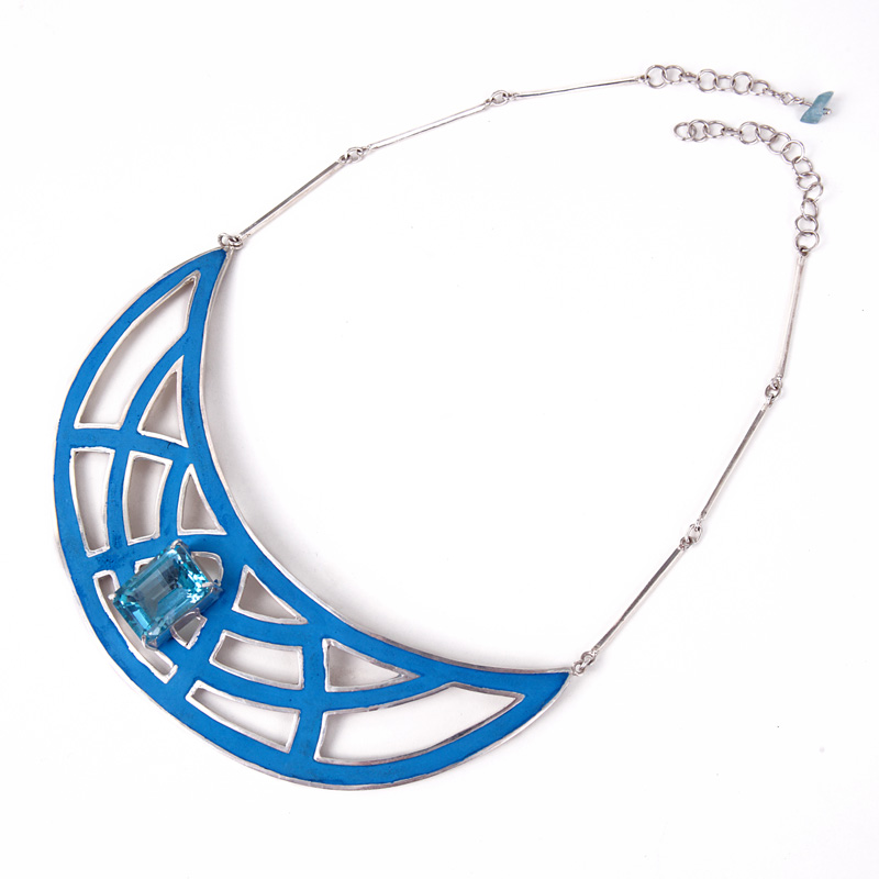 Silvia-Blumberg_Colar-cimento-branco-com-tingimento-de-azul-caneta-e-Topazio-Azul