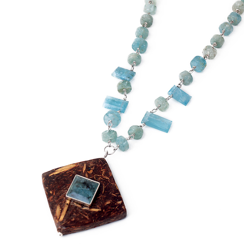 Silvia-Blumberg_Colar-de-bagaco-de-cana-e-aguas-marinhas