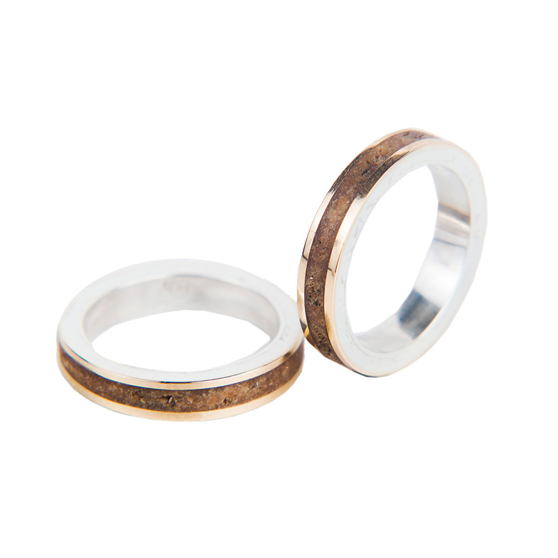 Silvia-Blumberg_Par-de-aliancas-em-prata-e-po-de-madeira