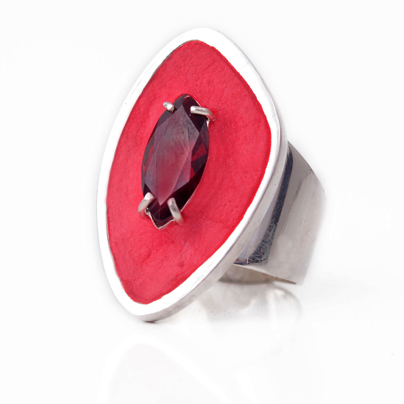 Silvia-Blumberg_anel-com-cimento-tingido-de-vermelho_atual