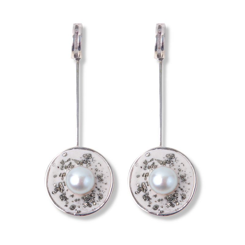 Silvia-Blumberg_brinco-de-prata-com-cimento-branco-pirita-e-perola